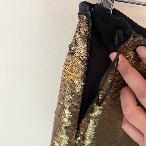 NWT Bronze sequin mini! Size M. So cute! 💛 - Picture 4 of 6